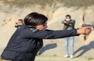 Kadın polislerin mermilerin gölgesindeki nefes kesen...