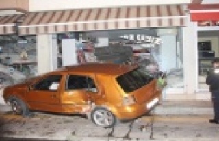 Kontrolden çıkan otomobil ortalığı savaş alanına...