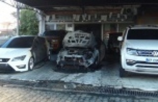 Oto galeride yangın çıktı lüks otolar alev alev...