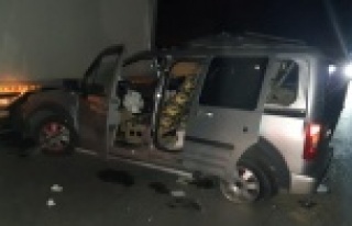 Otomobil park halindeki kamyonete çarptı: 2 yaralı