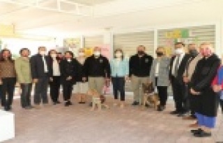 Polis eşleri, görme engelli çocuklarla bir araya...