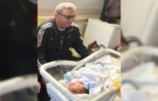 Şevki Azakoğlu'nun torun sevinci