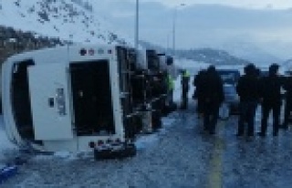 Turistleri taşıyan midibüs devrildi: 25 yaralı