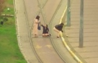 Turistlerin, tramvay yolunda canlarını hiçe saydıkları...