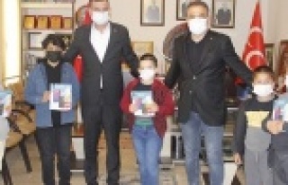 Türkdoğan öğrencilere tablet dağıttı