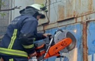 Yangın çıkan dar sokaklı mahallede itfaiyenin...