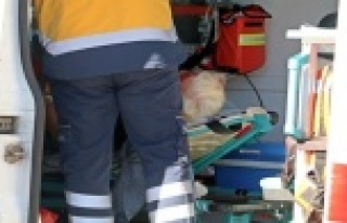 Yolun tek yön olmasına güvenen yaşlı kadın,...