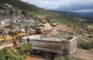 Alanya Belediyesi, mahalle yolunu hizmete sokmak için...