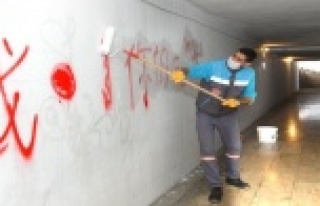 Alanya'da alt geçitlerde yazlık temizlik