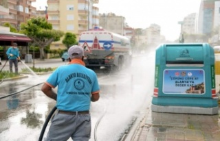 Alanya'da caddeler yıkanarak dezenfekte ediliyor