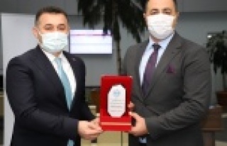 ALKÜ'den başkan Yücel'e hizmet teşekkürü