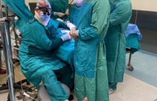 Ameliyat sırasında fenalaşan doktor ayağına serum...