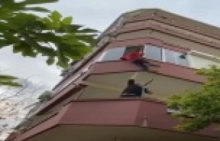 Anahtarı içeride unutan gencin tehlikeli eve giriş...