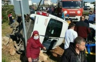 Antalya'da servis minibüsü ile otomobil çarpıştı:...