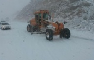 Antalya-Konya karayolunda kar kalınlığı 50 santime...