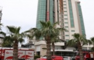 Antalya’da 11 katlı otelin çatısından çıkan...