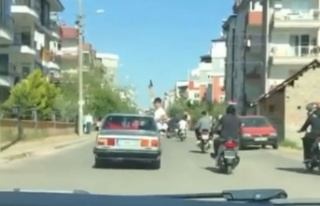 Asker uğurlama konvoyunda araçtan sarkıp, binaların...