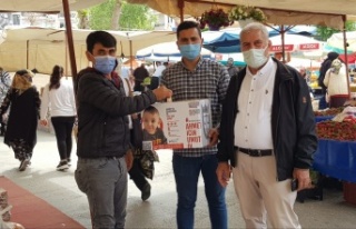 Başkan Yiğit Ahmet bebek için pazarda yardım topladı