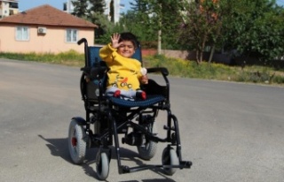 Bedeni 4 yaşında olan Harun, akülü arabasına...