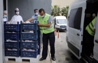 Büyükşehir sağlık çalışanlarına elma dağıttı