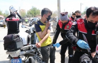 Çaldığı 30 bin TL ve altın dolu poşetle koşarken...