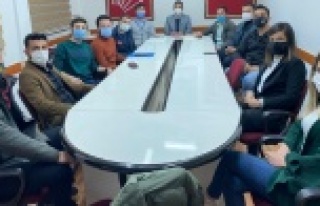 CHP'li gençler rozet taktı