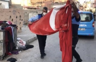Çöpe atılan Türk bayrağını zabıta çıkardı