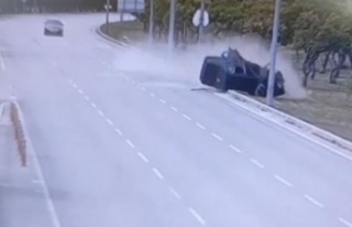 Direğe çarpıp ikiye ayrılan otomobilden çıkıp...