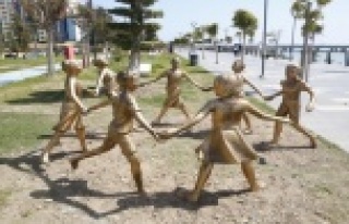 El ele tutuşan çocuk heykelleri onarıldı