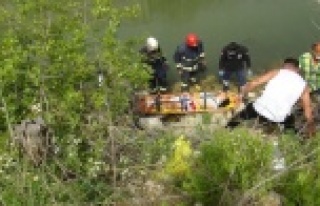 Elektrikli bisikletiyle dereye uçan kadın turist...