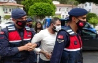 Firari uyuşturucu sanığı ekip aracına çarparak...