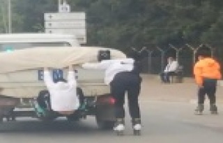 Kamyonetin arkasında tutunan patenli gençler ölüme...