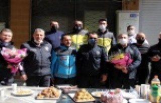 Kavgaya gittiler, pastalı çiçekli kutlamayla duygulandılar