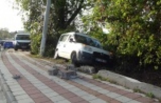 Kaza yapan sürücü aracı bırakıp kaçtı