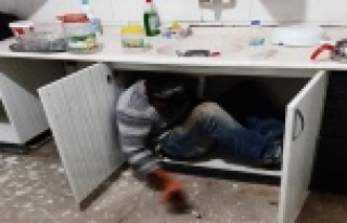 Kumar baskınında mutfak dolabının içinden çıktı