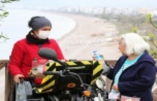 Pandemide mahallelinin hediye ettiği bisiklet ekmek...