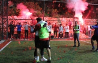 Sakatlanan sevgilisine elinde buzla koşarak gitti,...