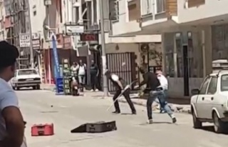 Sokak ortasında bavullu, kaldırım taşlı, sopalı...