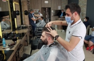 Tam kapanma öncesi berberler müşterilere yetişmekte...