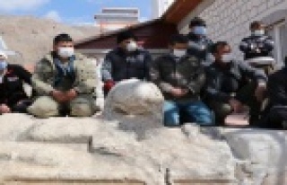 Tarihi eserleri vermek istemeyen mahalle sakinleri...