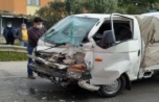 Tıra arkadan çarpan kamyonetin sürücüsü yaralandı