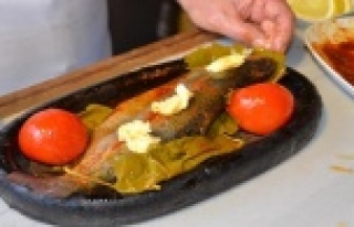 Turistlerin gözdesi asırlık asma yaprağında alabalık