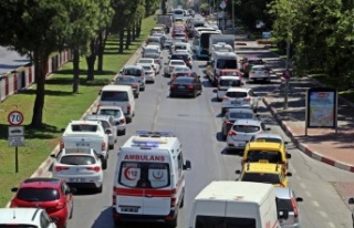 1 kilometrelik araç kuyruğundaki sürücüler ambulans...
