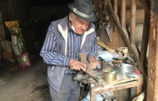 300 yıllık düğmeli evde 50 yıldır kazma, kürek...