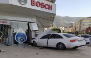 Alanya'da virajı alamayan araç işyerine girdi