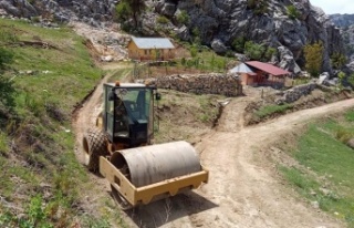 Alanya kırsalında heyelandan kapanan yol trafiğe...