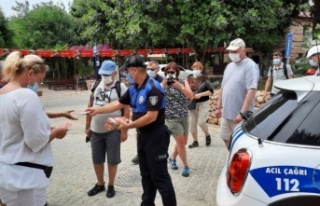 Alanya’da polisler turistlere rehber oluyorlar