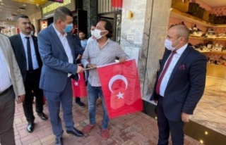 Alanya’da Ülkücüler esnafa bayrak dağıttı