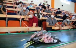 Anneler Günü öncesindeki son çiçek mezatında...