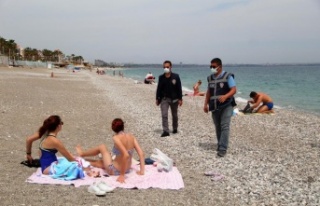 Antalya polisinden sahildeki turistlere de sıkı...
